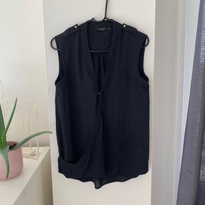 🌵 Black overlapping gold hardware blouse